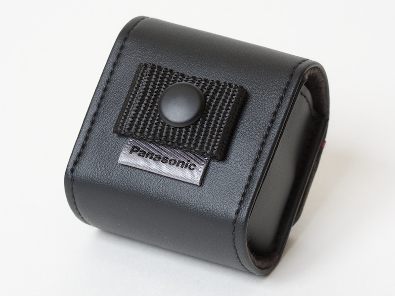 <STRONG>背面にはストラップ取付け用のベルトを装備</STRONG>