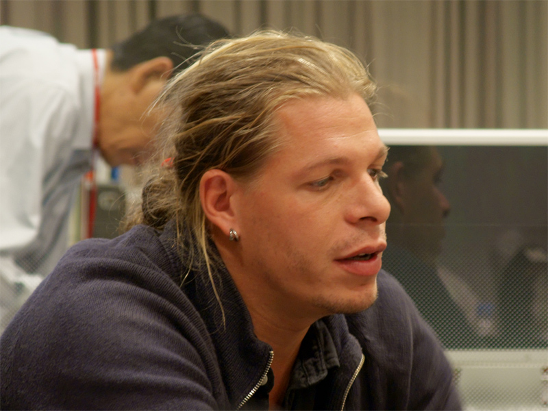 <b>撮影について語るアレックス・マヨーリ氏</b>