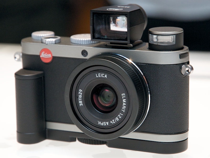 <b>X1。光学ファインダーとハンドグリップを装着した状態</b>