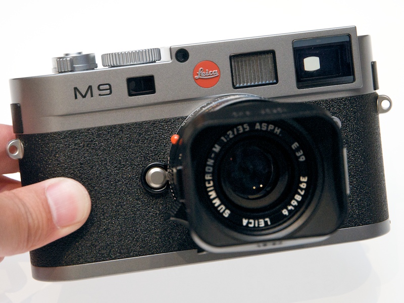 <b>スチールグレーペイントのM9。レンズはズミクロン35mm F2 ASPH.</b>