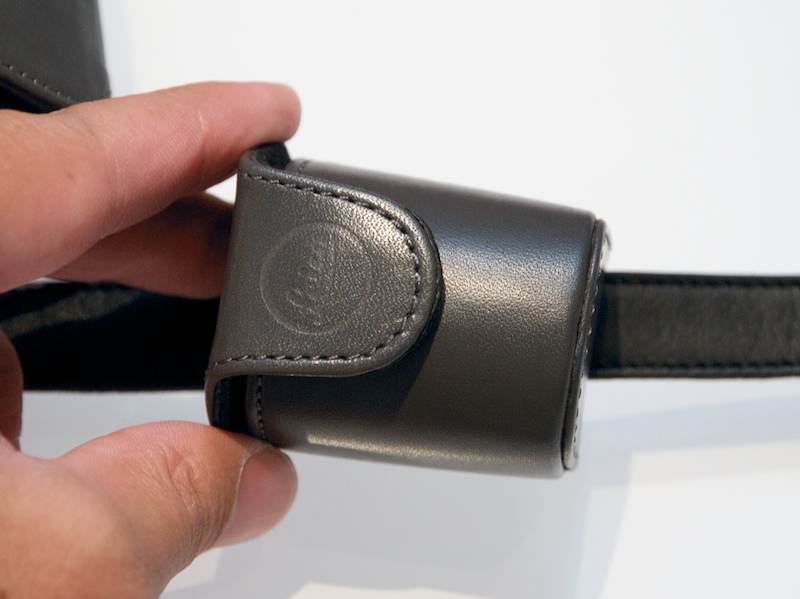 <b>速写ケースには別付けの光学ファインダーを収納するケースが付属。ストラップに取り付けられる</b>