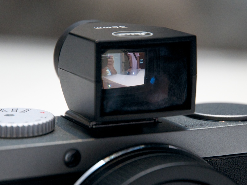 <b>光学ファインダー。旧35mmファインダーの流れをくむという</b>