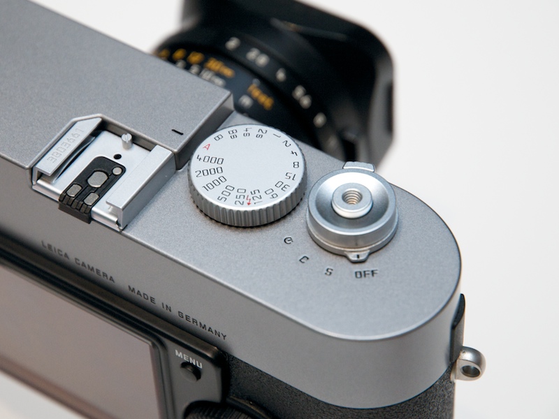 <b>シャッターボタン周り。引き続き連写モードのCポジションを用意</b>