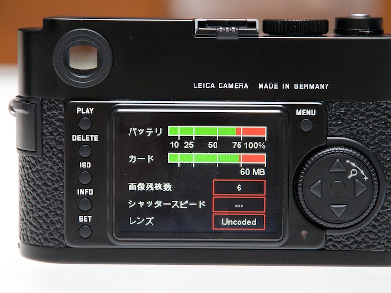 <b>INFOボタンを押すと、背面液晶モニターに撮影ステータス表示を行なう</b>
