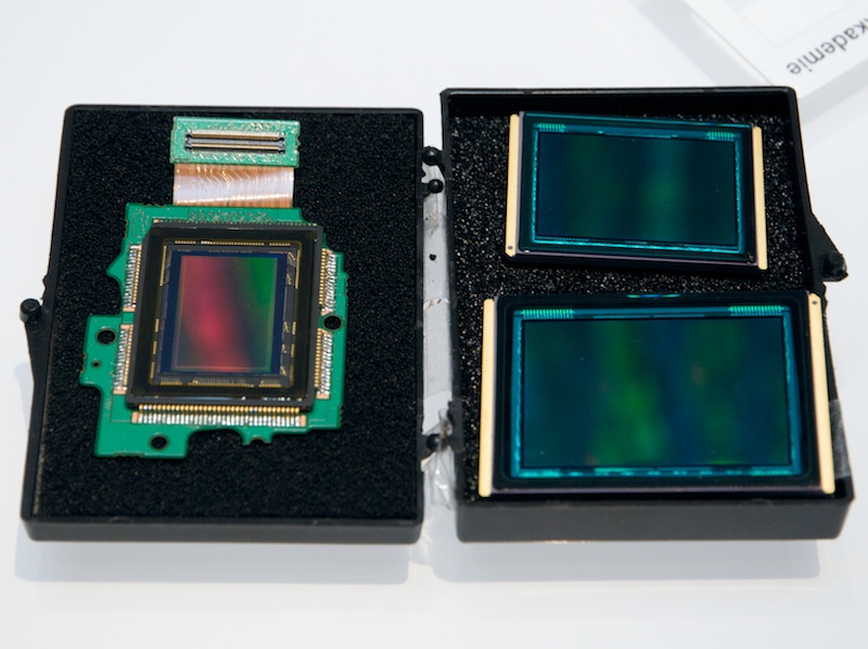 <b>左がX1の撮像素子。右はM9（上）、S2（下）の撮像素子</b>