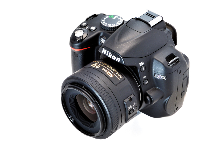 <b>左が35mm F1.8 G、右が18-55mm F3.5-5.6 G VRをそれぞれD3000に装着したところ。35mm F1.8 Gを付けたときの小ささが際立つ</b>