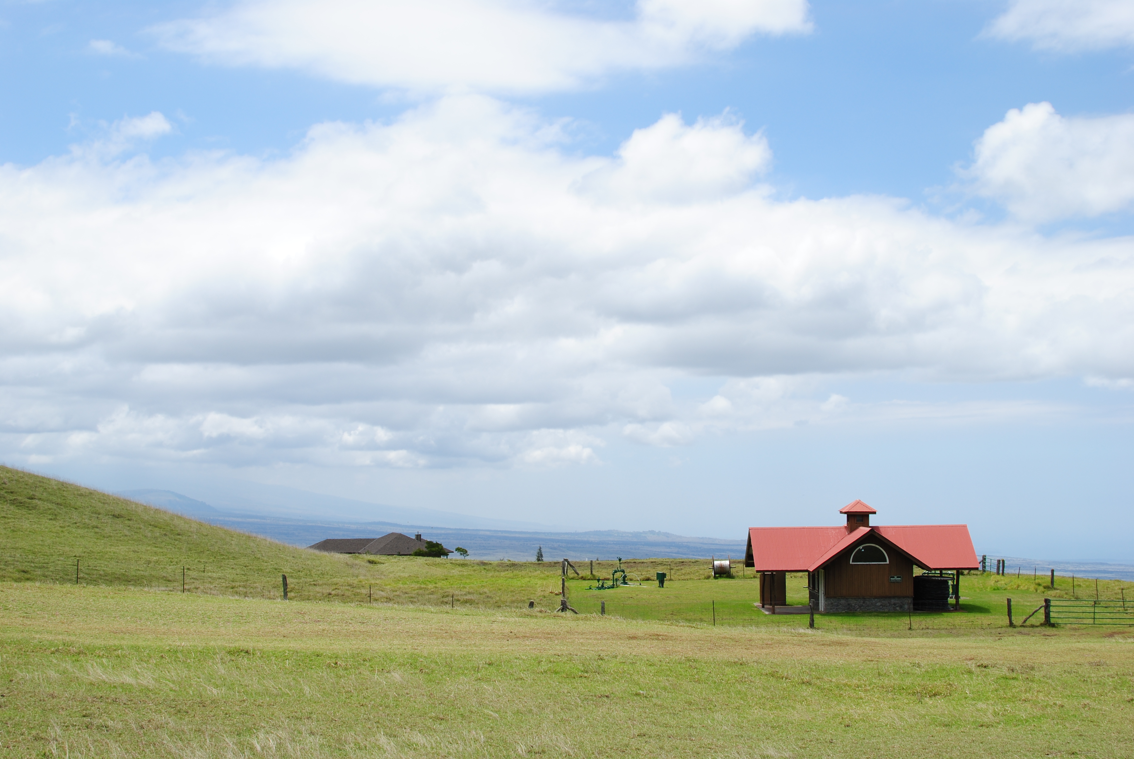 <b>広い風景を離れて撮ると広角的な表現に<br>D3000 / AF-S DX NIKKOR 35mm F1.8 G / 約3.3MB / 3,872×2,592 / 1/320秒 / F8 / +0.3EV / ISO100 / WB:晴天 / 35mm</b>