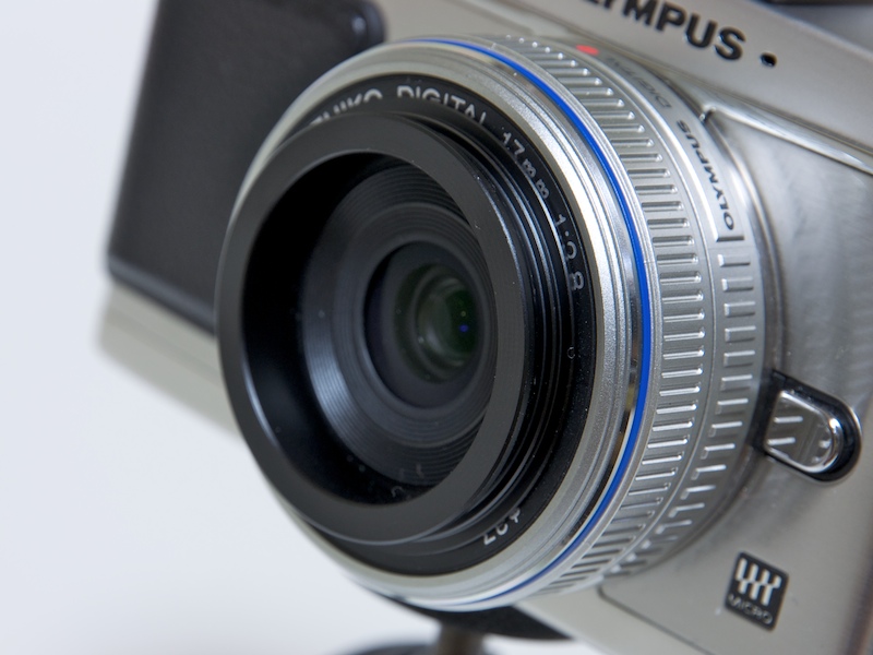 <b>装着するにはまずネジ込み式のリングをレンズ先端に装着</b>