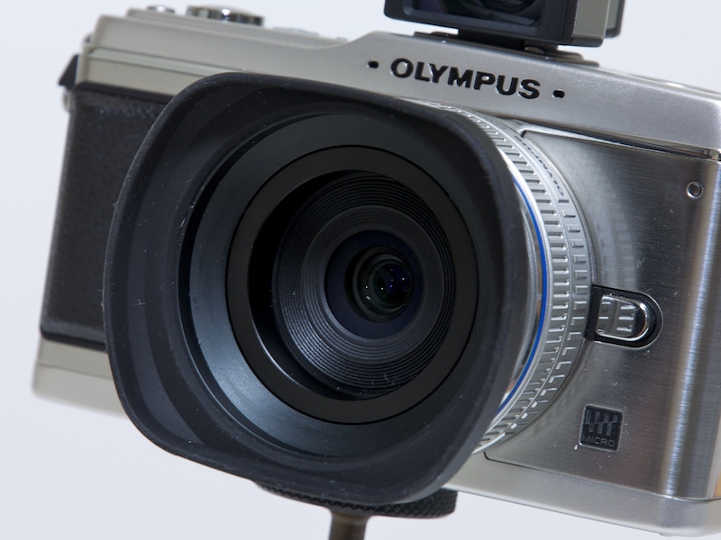 <b>装着したところ。レンジファインダー用ではないので、角に切り欠きはない</b>