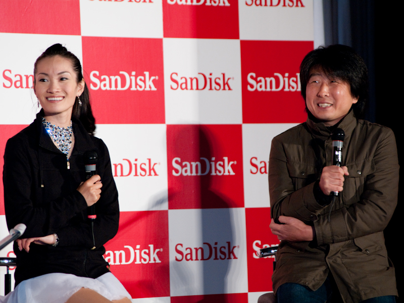 <b>トークショーは司会も交えた3人の対談形式</b>