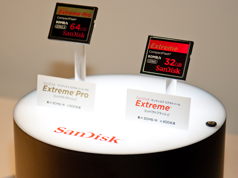 <b>最高転送速度90MB/秒の「Extreme Pro」（左）と最高60MB/秒の「Extreme」（右）</b>