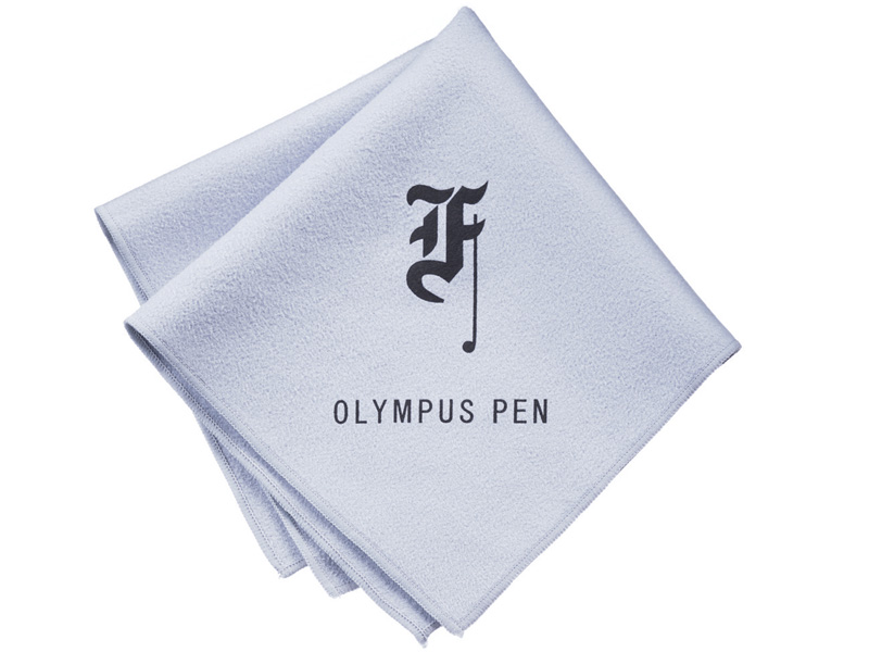 <STRONG>「F」ロゴ入りオリジナルレンズクロス（300×300mm、マイクロファイバー製）</STRONG>