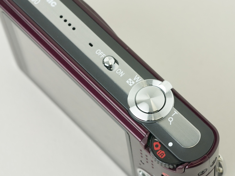 <STRONG>液晶モニター部がフラットになり、すっきりした見た目になった</STRONG>