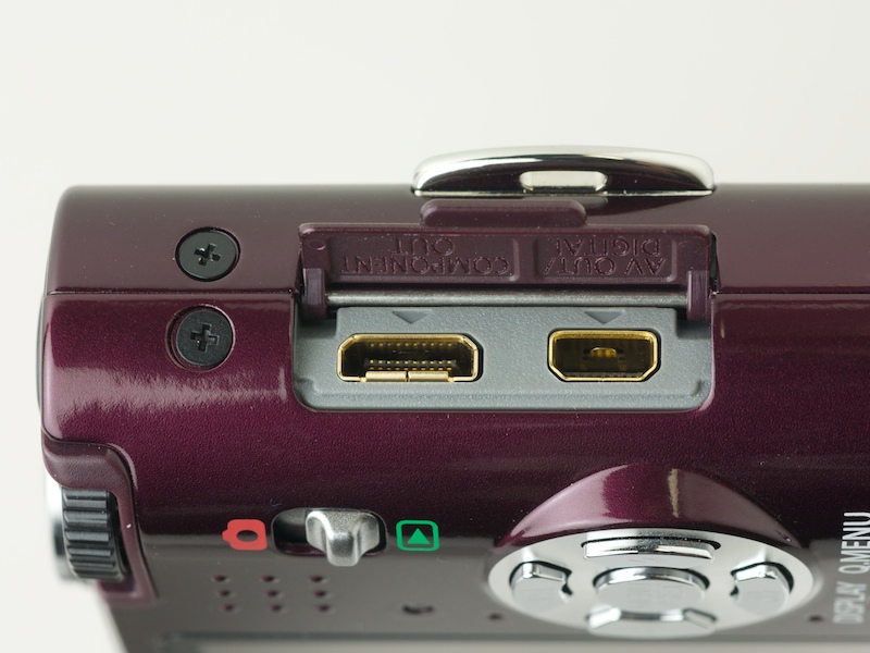 <STRONG>側面にHDMI端子（左）を備える</STRONG>