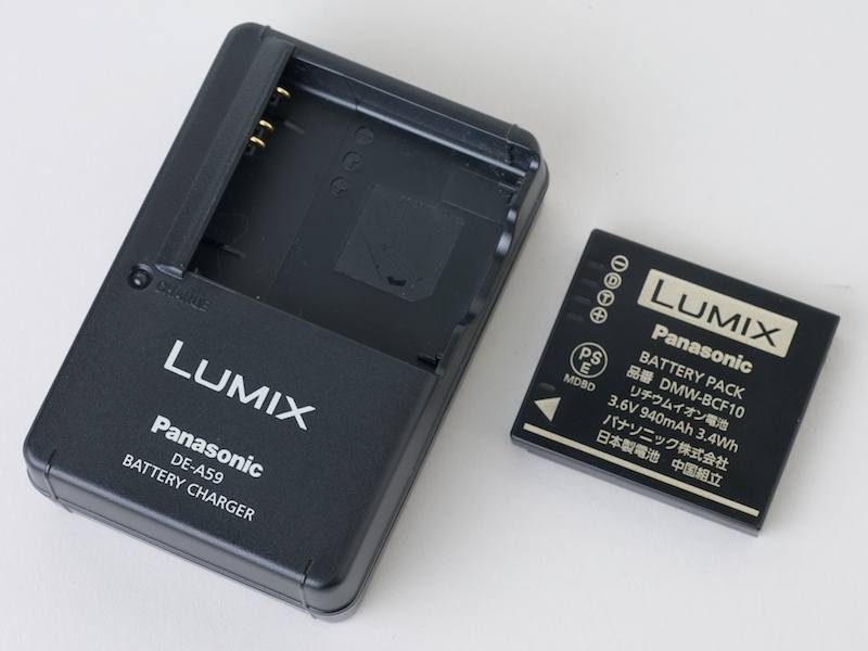 <STRONG>充電器は従来と同じ小型タイプが付属する</STRONG>