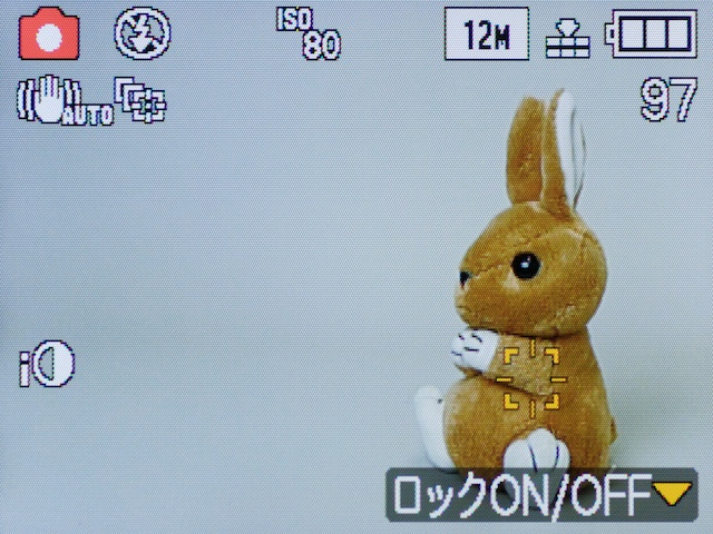 <STRONG>動く被写体だけでなく、マクロ域で使いやすい追尾AFも継承する</STRONG>