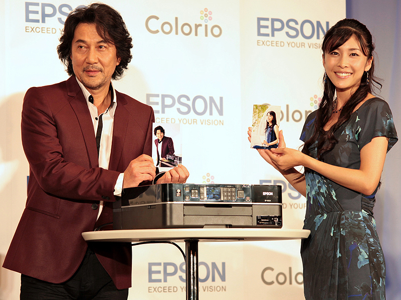 <STRONG>新型カラリオをアピールする役所広司さん（左）と竹内結子さん（右）</STRONG>