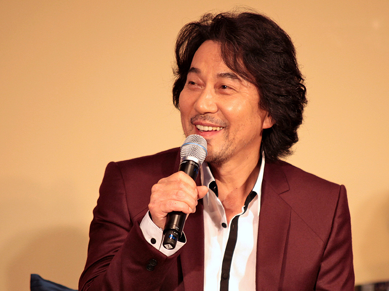 <STRONG>竹内さんと一緒に仕事ができるのを楽しみにしていたという役所広司さん。「機械には弱いんですが、今回のプリンターを見て『あーいいなぁ』と思っています。やっぱり、カラリオミーで年賀状を使ってみたいですね」</STRONG>