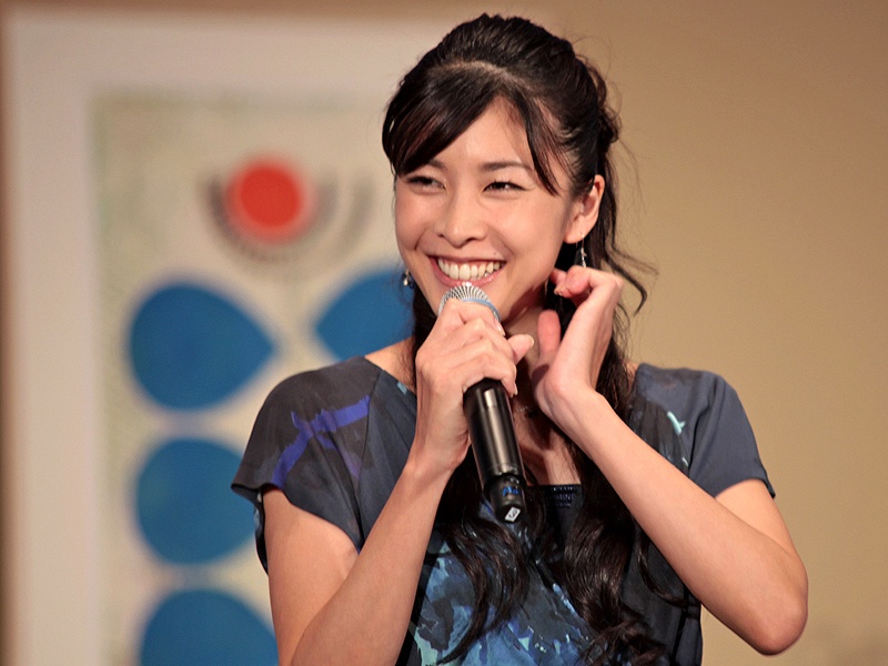 <STRONG>2008年に引き続きカラリオのイメージキャラクターを務めることになった竹内結子さん。「カラリオミーは、みんなで集まったときにワイワイプリントして手書きのメッセージも添えて渡せるのがいいですね」と楽しそう</STRONG>