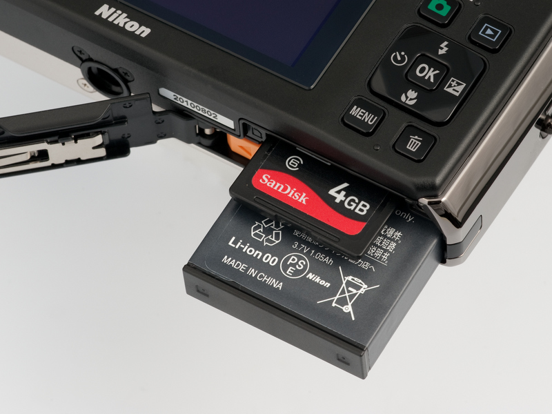 <b>バッテリーは容量1,050mAhのリチウムイオン充電池。記録メディアはSDHC/SDメモリーカード＋内蔵36MBメモリー</b>