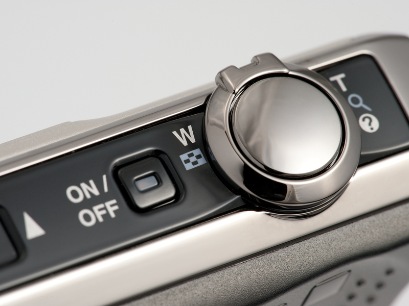 <b>上面のシャッターボタンまわりの操作部。電源ボタンの向かって左側あたりを押すとキシキシと音がするのが気になるところ</b>