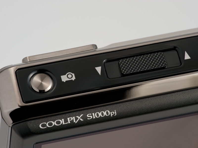 <b>向かって左側の丸いボタンがプロジェクターのオンオフスイッチ。右側のフォーカススライダーでピント合わせを行なう</b>