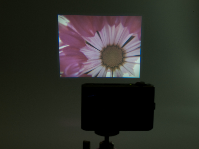 <b>テーブル三脚に固定してブツ撮り用の背景紙に投影したところ</b>