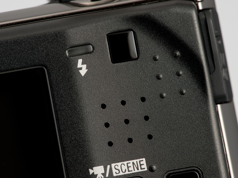 <b>背面のチャージランプの右側にもリモコン受光部がある。三脚撮影時やプロジェクターモード時にはありがたい</b>