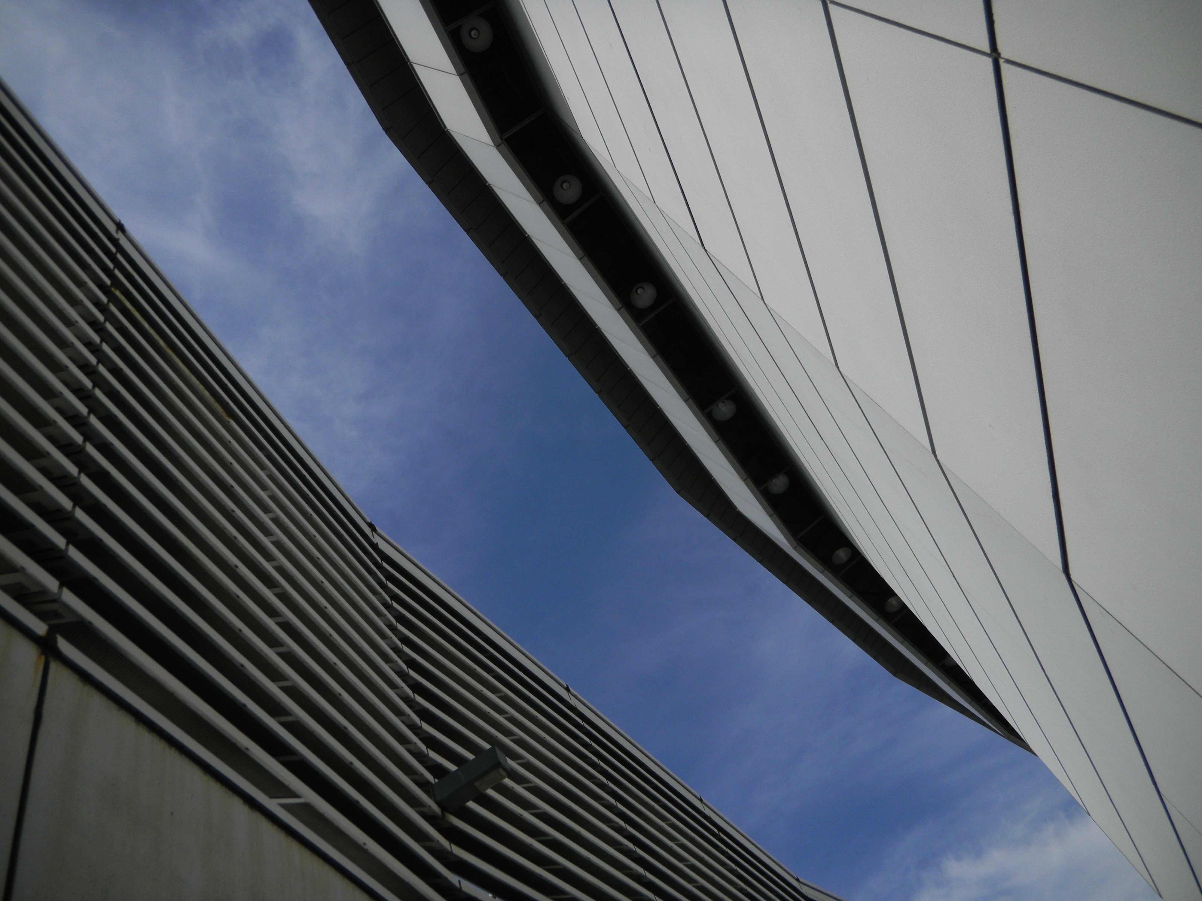 <b>細い通路から見上げた青空。ほとんど露出0EVでもOKなくらい露出がいい本機だが、こういうシーンだけは大幅な補正が必要となる<br>4,000×3,000 / 1/524秒 / F7.9 / -1EV / ISO80 / WB:オート / 5mm（28mm相当）</b>