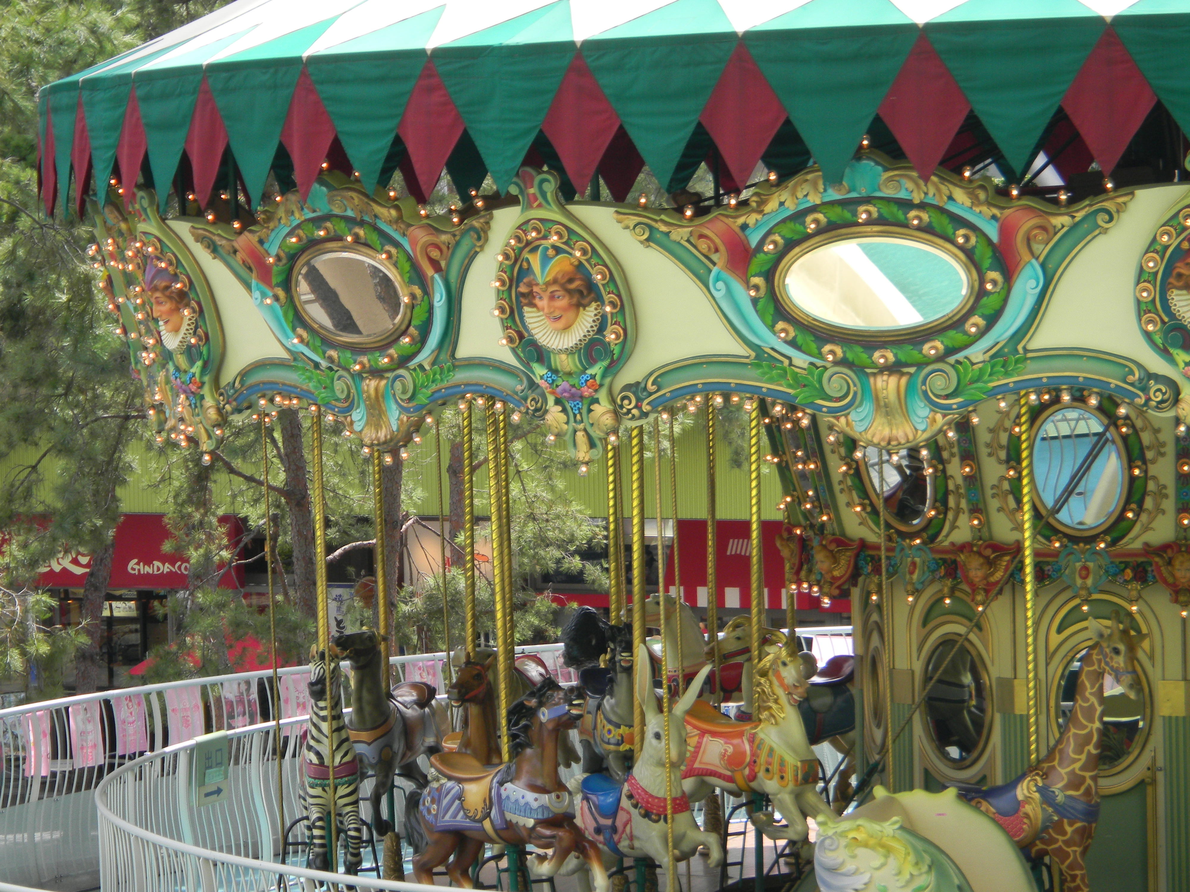 <b>小振りなメリーゴーラウンド。シマウマやキリンが混じってるのはまだいいとして、ウサギらしいのがいるのはちょっと不思議<br>4,000×3,000 / 1/91秒 / F5.8 / 0EV / ISO80 / WB:オート / 25mm（140mm相当）</b>