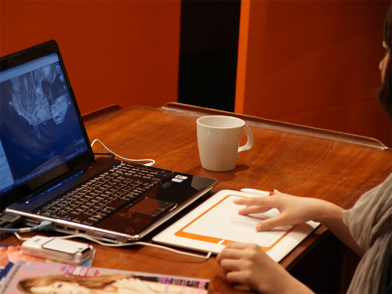 <b>Google Earthでズームイン、ズームアウトの操作を行なっているところ</b>