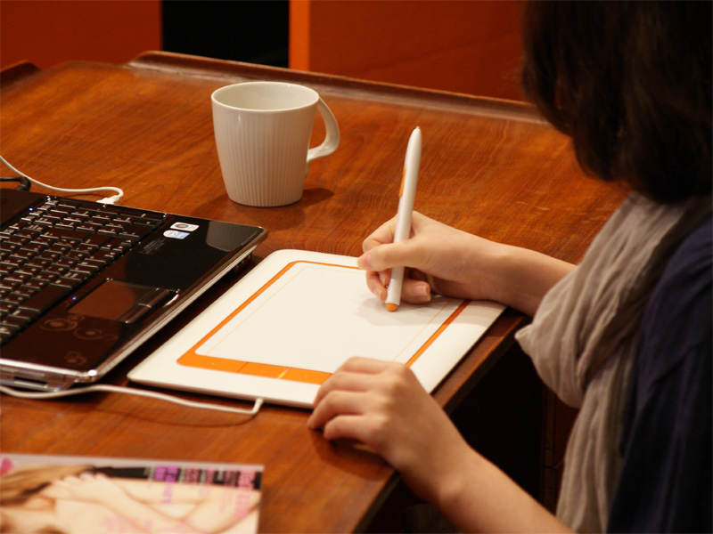 <b>ペンを裏返すと消しゴムツールを利用できる</b>