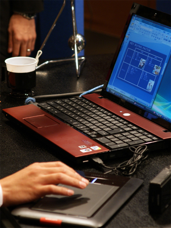 <b>Bambooのタッチ操作でパワーポイントのスライド上に画像をドラッグ＆ドロップしているところ</b>