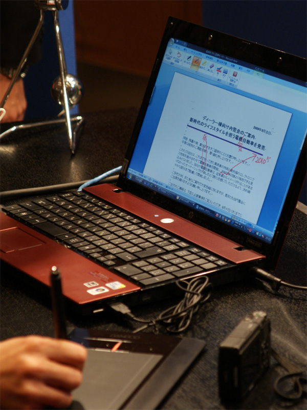 <b>BambooのペンでWord書類に校閲の書き込みを行なっているところ</b>