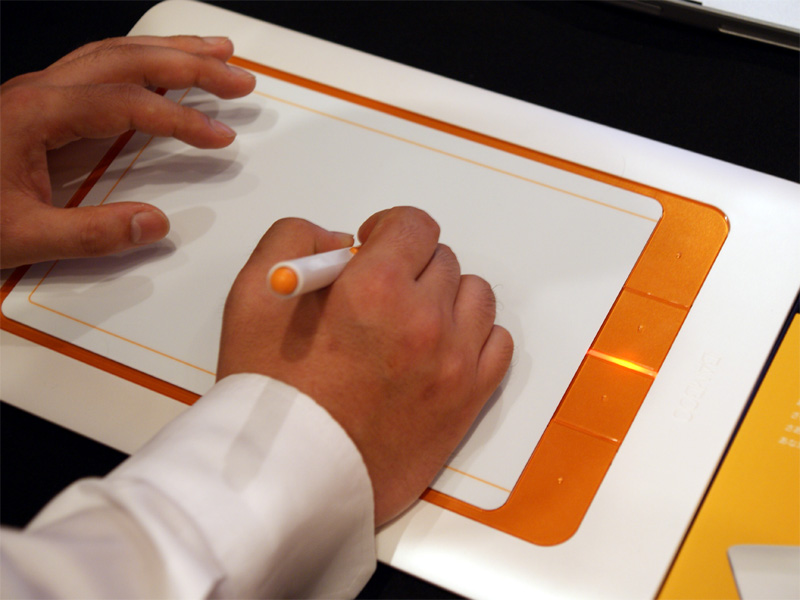 <b>ペン操作の優先時はランプがオレンジ色に点灯し、タッチ操作を受け付けない</b>