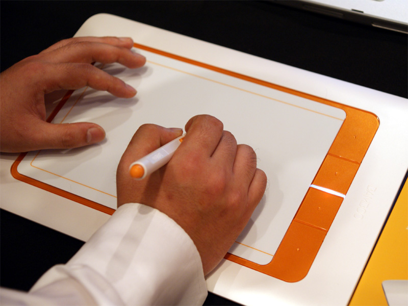 <b>タッチ操作時はランプが白く点灯する</b>