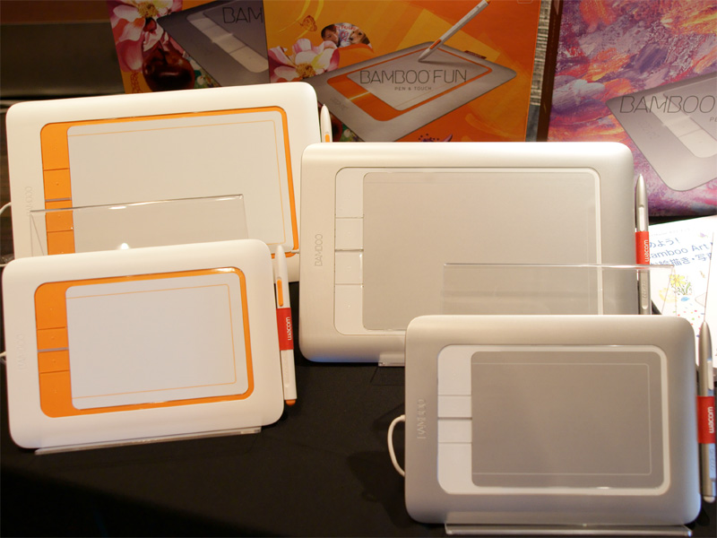 <b>Bamboo Funのホワイト（左）とシルバー（右）。それぞれMedium（奥）とSmall（手前）を用意</b>