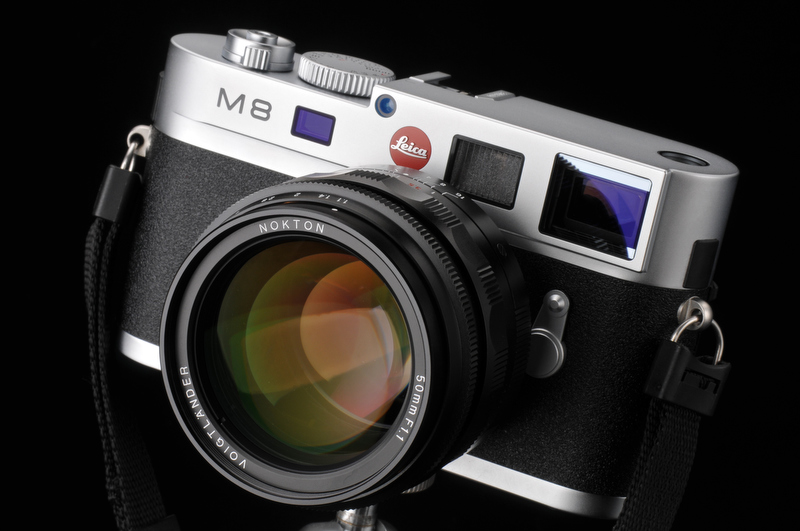 <b>ライカM8シルバーに装着。フードは付属の標準フード</b>