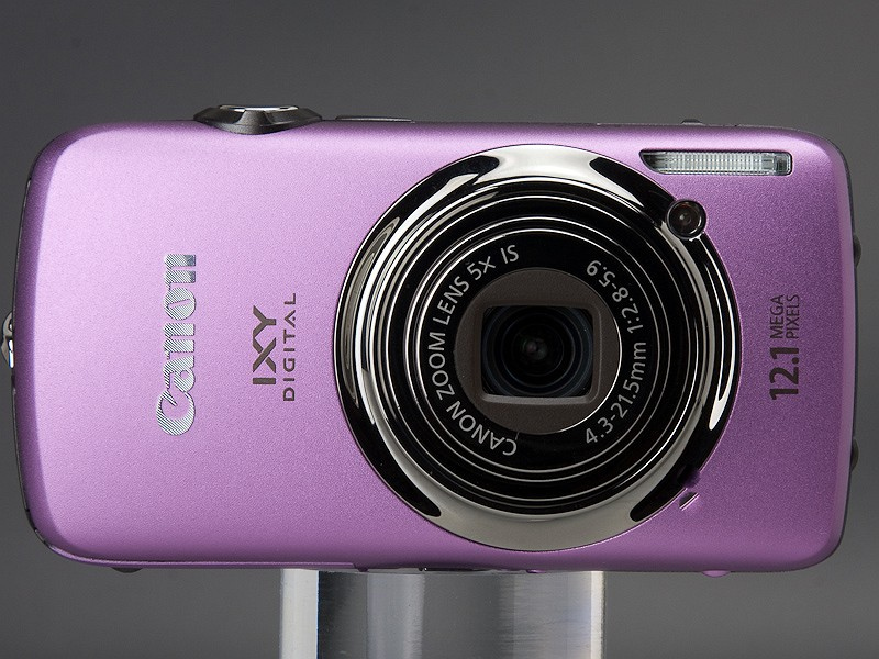 <b>IXY DIGITAL 930 IS。従来のIXY DIGITALシリーズのデザインだが、液晶モニターはタッチパネル対応。タッチパネルとボタンのいいとこ取りのデザインとえいる</b>