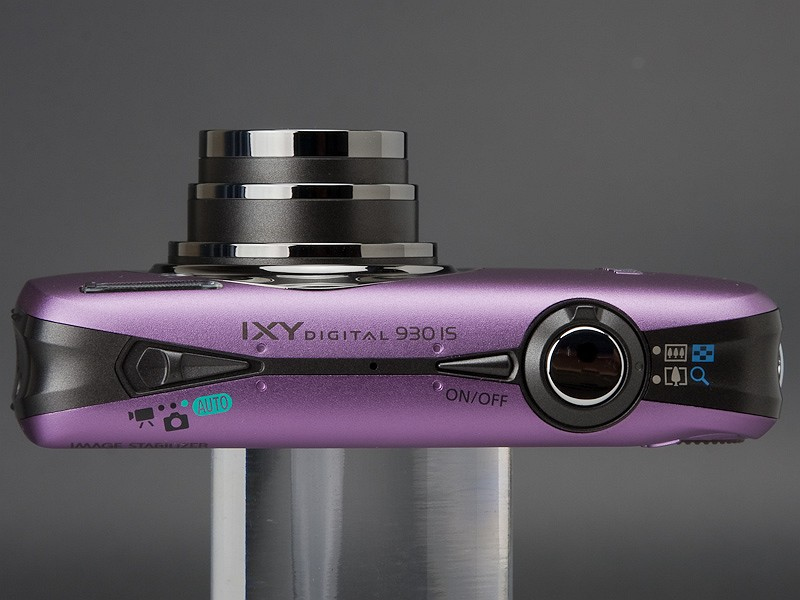 <b>IXY DIGITAL 930 IS。従来のIXY DIGITALシリーズのデザインだが、液晶モニターはタッチパネル対応。タッチパネルとボタンのいいとこ取りのデザインとえいる</b>