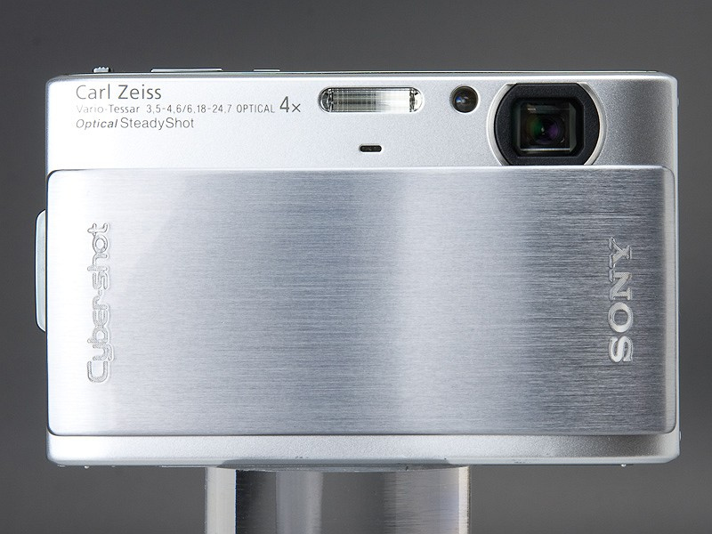 <b>とにかく薄いDSC-TX1。タッチパネル操作を強く意識したスタイリングだ</b>