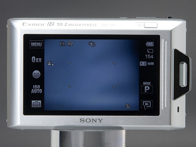 <b>とにかく薄いDSC-TX1。タッチパネル操作を強く意識したスタイリングだ</b>