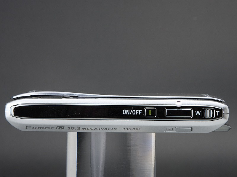 <b>とにかく薄いDSC-TX1。タッチパネル操作を強く意識したスタイリングだ</b>