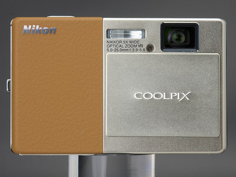 <b>背面全体を有機ELディスプレイが覆うCOOLPIX S70のボディ</b>