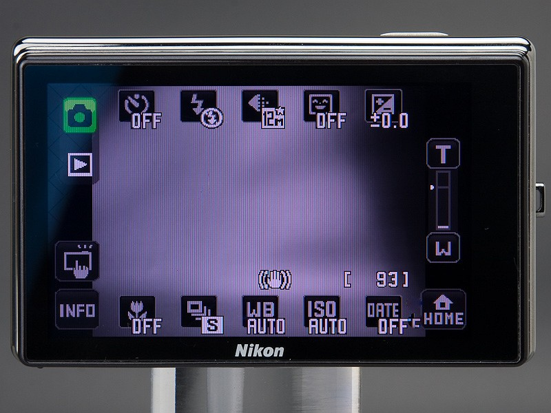 <b>背面全体を有機ELディスプレイが覆うCOOLPIX S70のボディ</b>