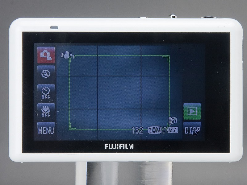 <b>レンズカバーをスライドさせる定番Zシリーズがタッチパネルに対応。コンパクトなボディを実現している</b>