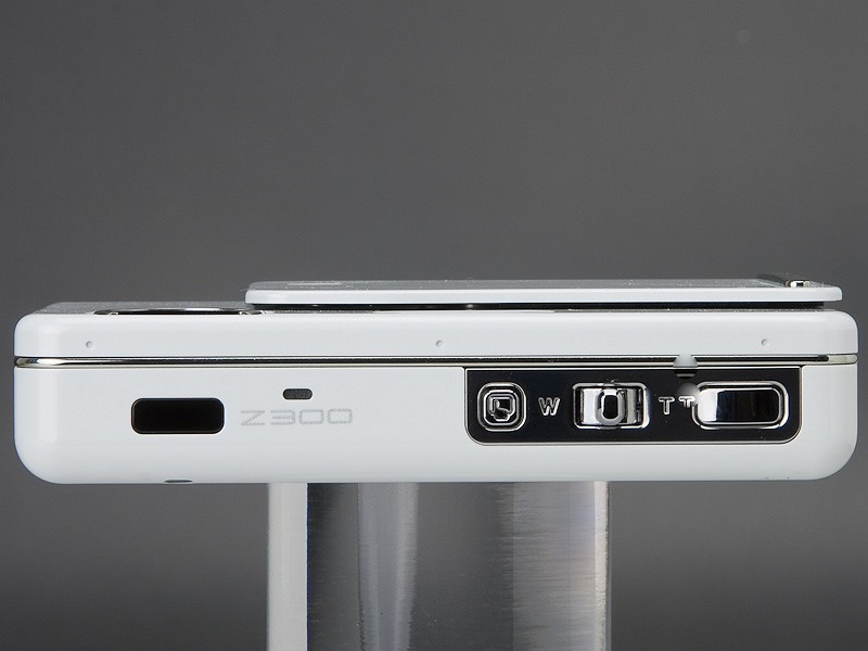 <b>レンズカバーをスライドさせる定番Zシリーズがタッチパネルに対応。コンパクトなボディを実現している</b>