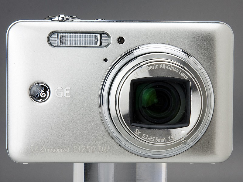 <b>一般的なボタン式のデジカメといった感じのデザインだが、背面は静電容量方式のタッチパネル</b>