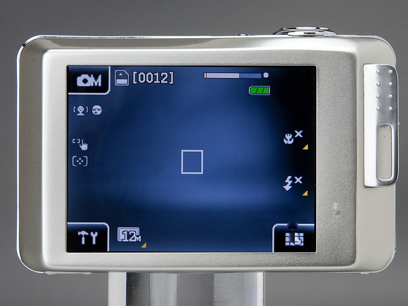 <b>一般的なボタン式のデジカメといった感じのデザインだが、背面は静電容量方式のタッチパネル</b>