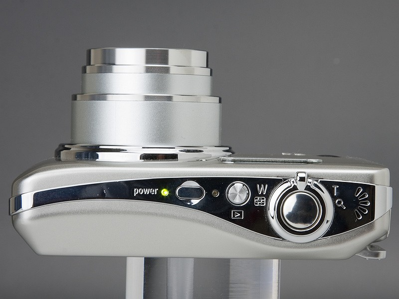 <b>一般的なボタン式のデジカメといった感じのデザインだが、背面は静電容量方式のタッチパネル</b>